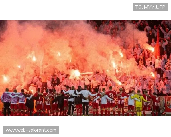 球迷看台燃放烟火,超级杯半决赛一度中断 球迷看台燃放烟火,超级杯半决赛一度中断